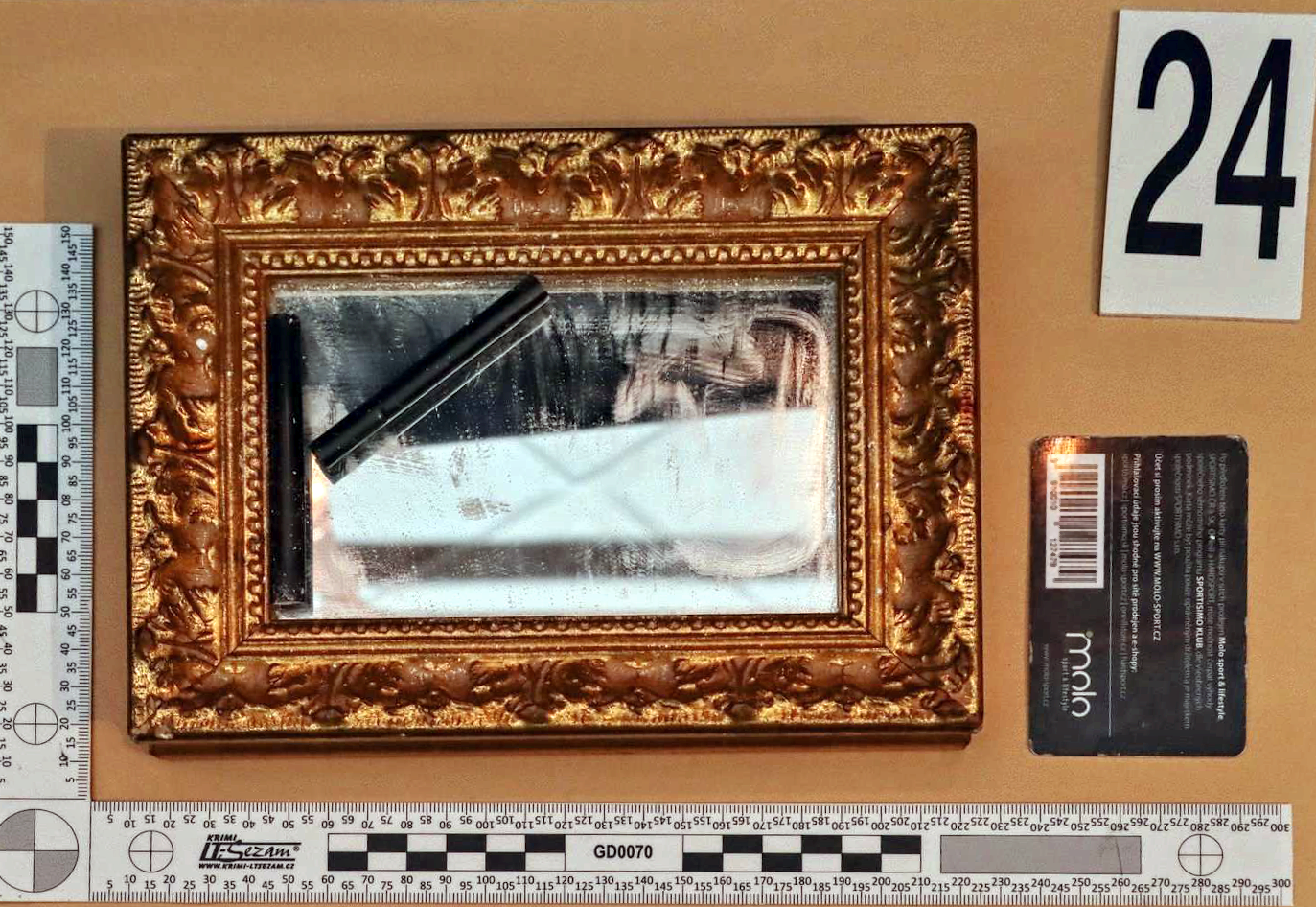 Foto č. 2 Předměty pravděpodobně užívané ke konzumaci drog.